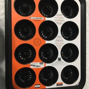 Le Creuset 12 cups mini bundt pan